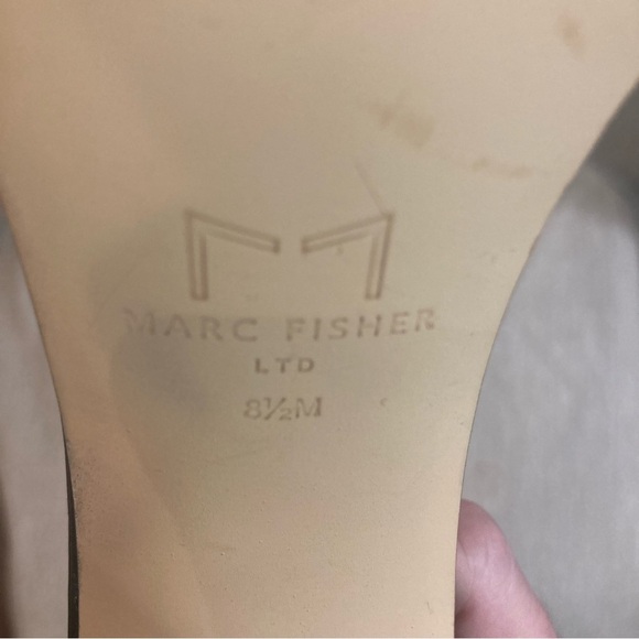 MARC FISHER Sz 8.5 Denny Asymmetrical Heel Padded Strappy Square Sole Sandals - Picture 11 of 11